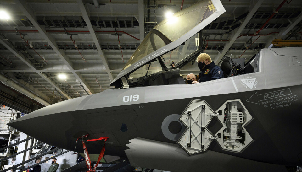 VERDENS STØRSTE: Lockheed Martin produserer F-35 kampfly og er verdens største våpenprodusent. Her får Storbritannias statsminister Boris Johnson prøvesitte cockpiten på ett av flyene.