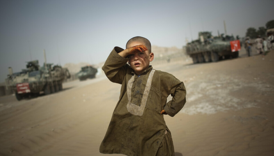 EROBRET: Et lite barn i utkanten av grensebyen Spin Boldak i Afghanistan i 2009. Grensebyen ble erobret av terrorgruppen Taliban onsdag. Foto: Emilio Morenatti