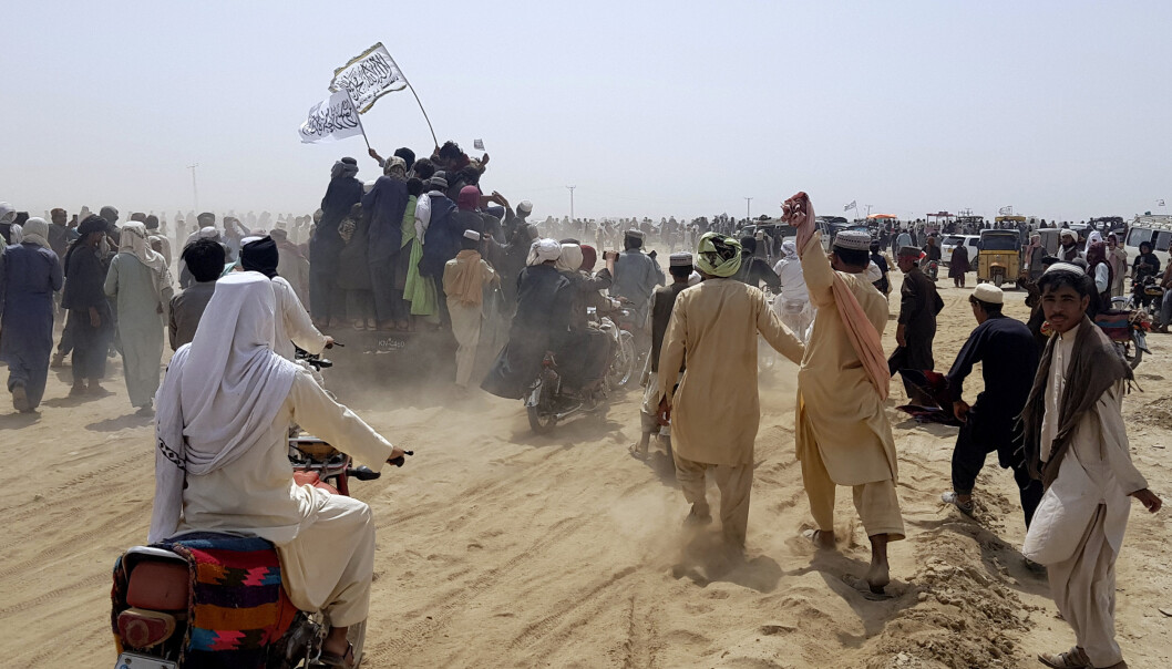 TOK KONTROLL: Taliban tok onsdag kontroll over den viktige Spin Boldak-grenseovergangen til Pakistan. Det ble feiret av jublende Taliban-tilhengere. TOK KONTROLL: Taliban tok onsdag kontroll over den viktige Spin Boldak-grenseovergangen til Pakistan. Det ble feiret av jublende Taliban-tilhengere.