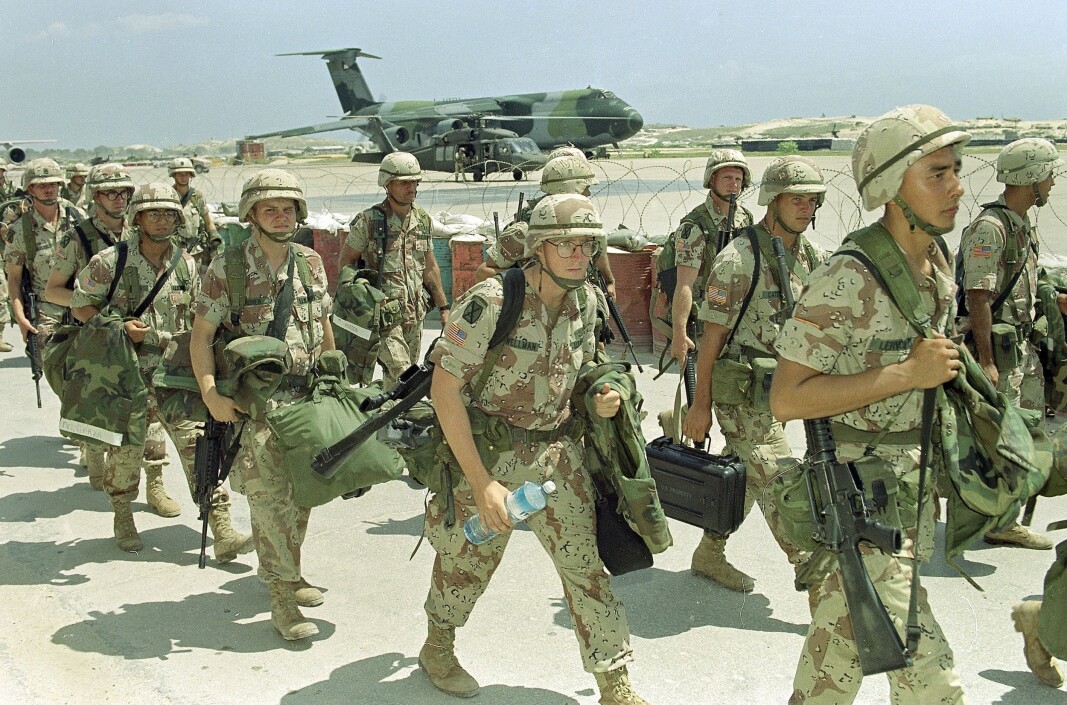 KONFLIKT: Amerikanske soldater på en flyplass i Mogadisju i 1993, på vei ut av landet. USA hadde soldater i Somalia over en lengre periode på 1990-tallet. KONFLIKT: Amerikanske soldater på en flyplass i Mogadisju i 1993, på vei ut av landet. USA hadde soldater i Somalia over en lengre periode på 1990-tallet.