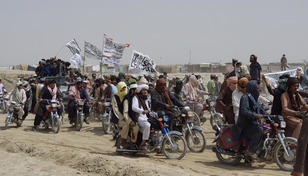 FEIRET: Taliban-tilhengere feiret onsdag at opprørerne hadde tatt kontroll over en grenseovergang mot Pakistan ved Spin Boldak. FEIRET: Taliban-tilhengere feiret onsdag at opprørerne hadde tatt kontroll over en grenseovergang mot Pakistan ved Spin Boldak.
