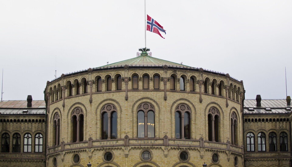 HALV STANG: Det ble flagget på halv stang fra Stortinget 23. juli 2011, mens soldater fra Heimevernet voktet bygningen på utsiden.