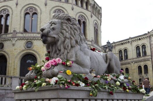 LØVEBAKKEN: Folk begynte tidlig å legge ned blomster utenfor Stortinget, hvor soldatene sto vakt. LØVEBAKKEN: Folk begynte tidlig å legge ned blomster utenfor Stortinget, hvor soldatene sto vakt.