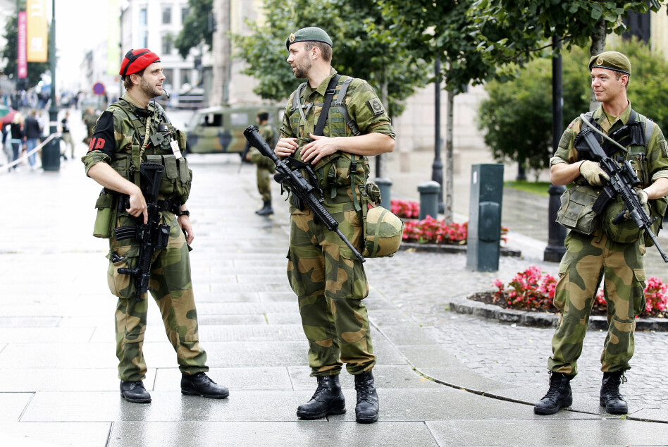 VAKTPOST: Soldater fra Heimevernet utenfor Stortinget.
