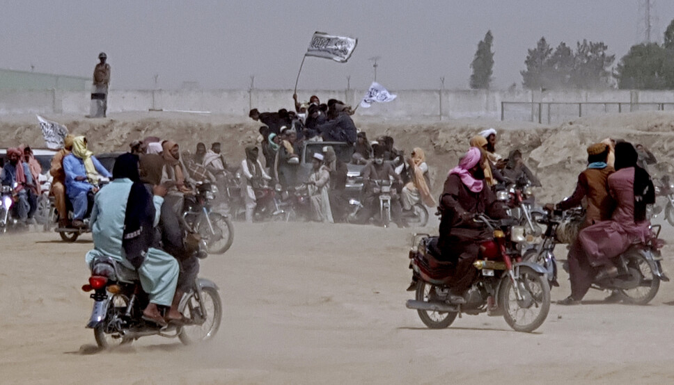 OVERTOK GRENSEOVERGANG: Taliban tok kontroll over grenseovergangen ved Spin Boldak onsdag, noe Taliban-tilhengerne på bildet feirer for. Taliban skal ha drept en indisk Reuters-fotograf torsdag kveld.