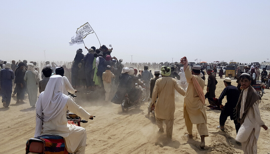 FORHOLD: Taliban kan kanskje få et avklart forhold til Kina gjennom sin store beskytter Pakistan, en alliert av styret i Beijing. Bildet viser Taliban-tilhengere som erobrer kontrollen over en viktig grensepassering mellom Afghanistan og Pakistan FORHOLD: Taliban kan kanskje få et avklart forhold til Kina gjennom sin store beskytter Pakistan, en alliert av styret i Beijing. Bildet viser Taliban-tilhengere som erobrer kontrollen over en viktig grensepassering mellom Afghanistan og Pakistan