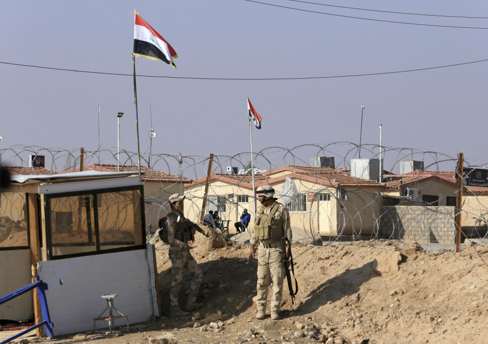 PÅ GRENSA: Irakiske soldater står på vakt på grensen mellom Irak og Syria, her i Anbar-provinsen.