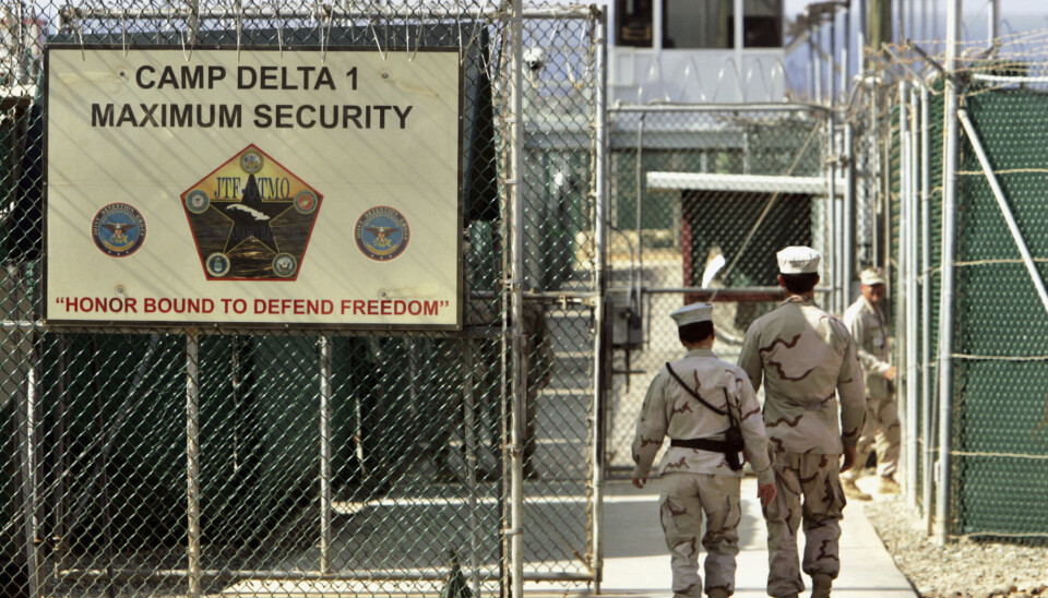 USAs forsvarsdepartementets offisielle, amerikanske militærvakter vandrer i Camp Delta militærdrevet fengsel, ved Guantanamo Bay.