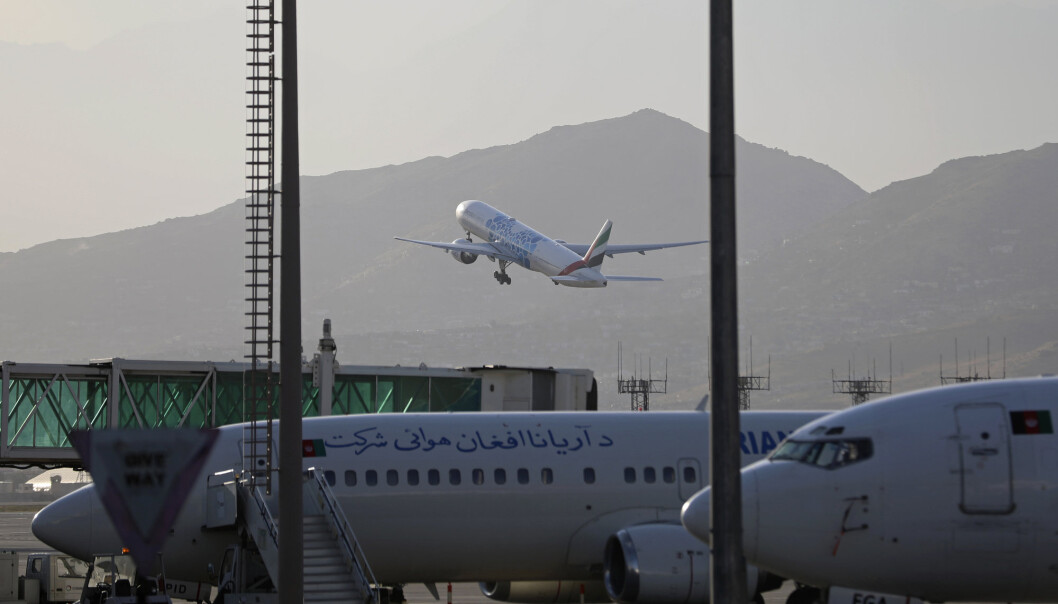 Et fly tar av fra Hamid Karzai internasjonale lufthavn i Kabul, Afghanistan. Et fly tar av fra Hamid Karzai internasjonale lufthavn i Kabul, Afghanistan.