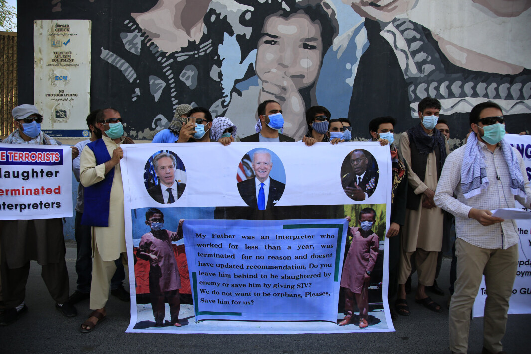 Tidligere tolker demonstrerer foran den amerikanske ambassaden i Kabul. Når får tolkene midlertidig opphold på en amerikansk militærbase. (AP Photo/Mariam Zuhaib) Tidligere tolker demonstrerer foran den amerikanske ambassaden i Kabul. Når får tolkene midlertidig opphold på en amerikansk militærbase. (AP Photo/Mariam Zuhaib)