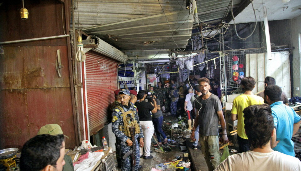 BOMBEANGREP: Varer lå strødd nær åstedet for bombeangrepet på Woheilat-markedet som krevde minst 28 menneskeliv i Sadr-byen mandag.