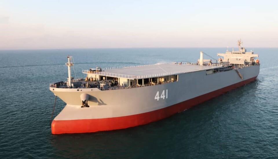 TIDLIGERE OLJETANKER: Den ombygde oljetankeren Makran og en iransk fregatt seiler gjennom Den engelske kanal.