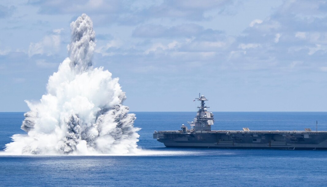 EKSLOSJON: Slik ser det ut når 18 tonn med eksplosiver detoneres like ved hangarskipet USS Gerald Ford. EKSLOSJON: Slik ser det ut når 18 tonn med eksplosiver detoneres like ved hangarskipet USS Gerald Ford.