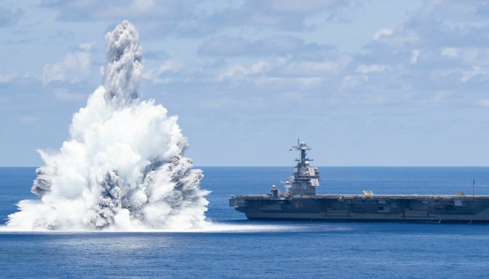 EKSLOSJON: Slik ser det ut når 18 tonn med eksplosiver detoneres like ved hangarskipet USS Gerald Ford.