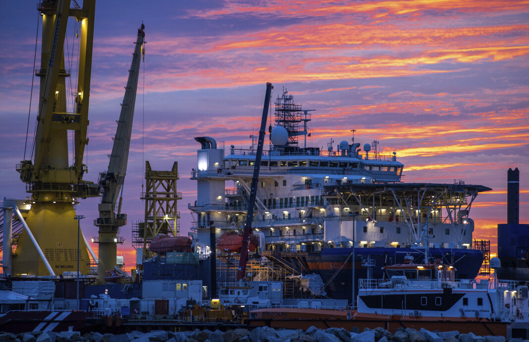 RØRLEGGER: Det russiske skipet Akademik Tsjerskij, som blir brukt til å legge rørledningen Nord Stream 2, fotografert i Mukran i Tyskland i 2020. RØRLEGGER: Det russiske skipet Akademik Tsjerskij, som blir brukt til å legge rørledningen Nord Stream 2, fotografert i Mukran i Tyskland i 2020.