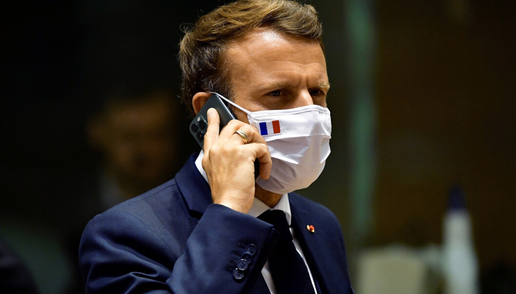 Den franske presidenten Emmanuel Macron snakker i mobilen under et møte på et EU-toppmøte i Brussel. Den franske presidenten Emmanuel Macron snakker i mobilen under et møte på et EU-toppmøte i Brussel.