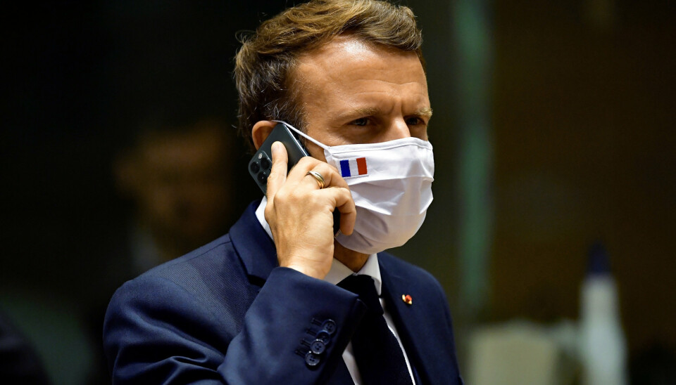 Den franske presidenten Emmanuel Macron snakker i mobilen under et møte på et EU-toppmøte i Brussel.