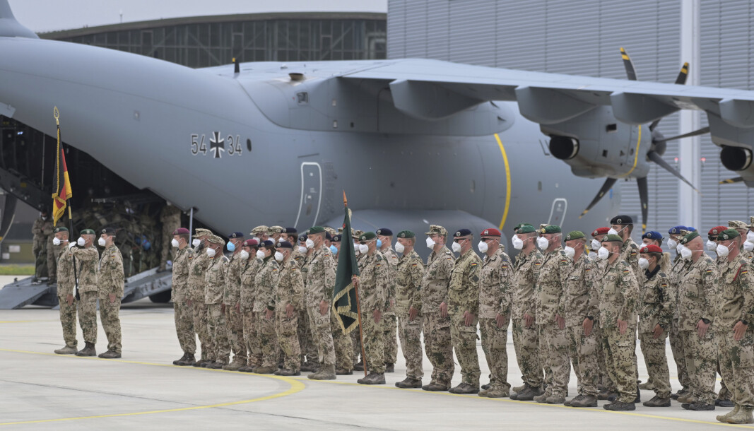 EXIT AFGHANISTAN: De siste tyske soldatene som forlot Afghanistan står oppstilt på flyplassen etter hjemkomst. EXIT AFGHANISTAN: De siste tyske soldatene som forlot Afghanistan står oppstilt på flyplassen etter hjemkomst.