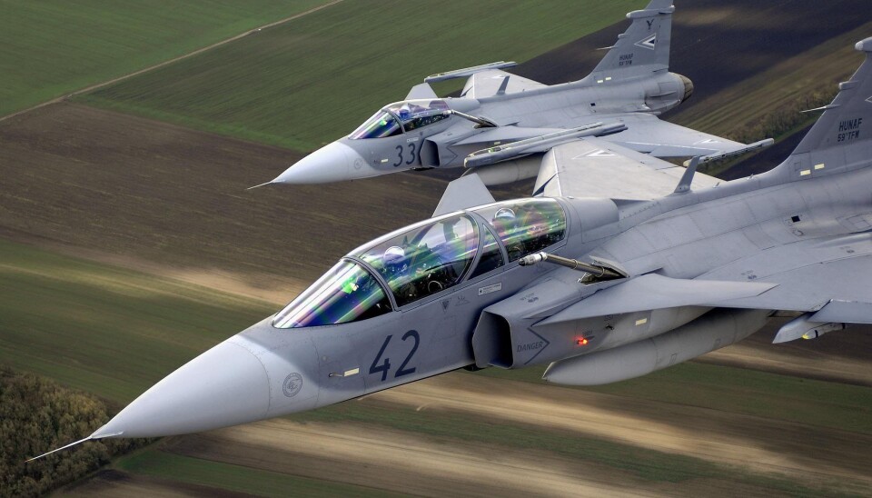 GRIPEN: Offisielt var svenske JAS Gripen en konurrant til amerikanske F-35. Disse to tilhører de ungarske luftforsvaret.