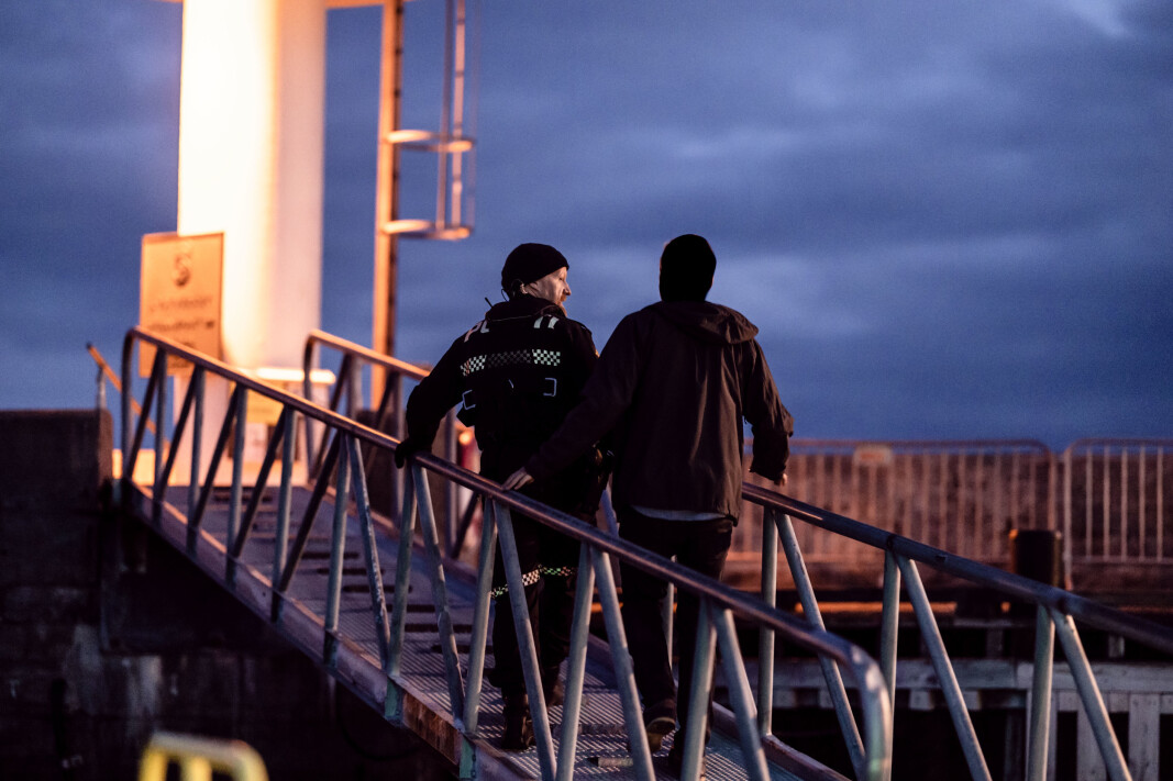 KONTROLL: Vi er med en natt på patrulje med Kystvakten og politiet under Molde Jazzfestival. En mann ble tatt med over to i promille da han skulle kjøre båten sin hjem fra Moldejazzen, men kom ikke langt ut av havnen før han måtte gå i land med politiet. KONTROLL: Vi er med en natt på patrulje med Kystvakten og politiet under Molde Jazzfestival. En mann ble tatt med over to i promille da han skulle kjøre båten sin hjem fra Moldejazzen, men kom ikke langt ut av havnen før han måtte gå i land med politiet.