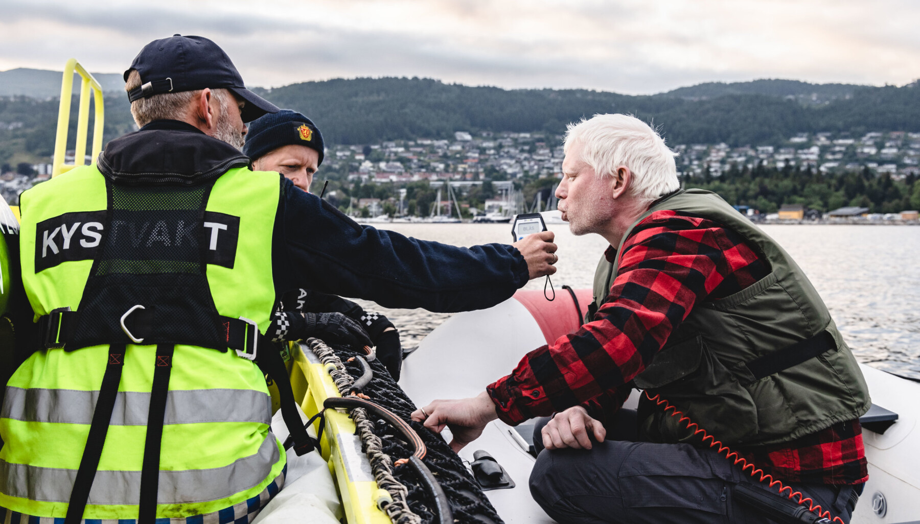 Vi er med en natt på patrulje med kystvakten og politiet under Molde Jazzfestival. NK Jørgen Wallem, ORB (operasjonsbefal) Magnus Hvistendahl og Per Olav Halseber fra politiet. Vi er med en natt på patrulje med kystvakten og politiet under Molde Jazzfestival. NK Jørgen Wallem, ORB (operasjonsbefal) Magnus Hvistendahl og Per Olav Halseber fra politiet.