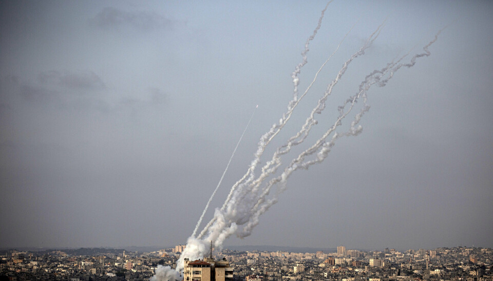 KONFLIKT: Israel har angrepet mål sør på Gazastripen natt til mandag, som et svar på brannballonger fra palestinsk side. Bildet viser et rakettangrep mot Israel den 10. mai i år.