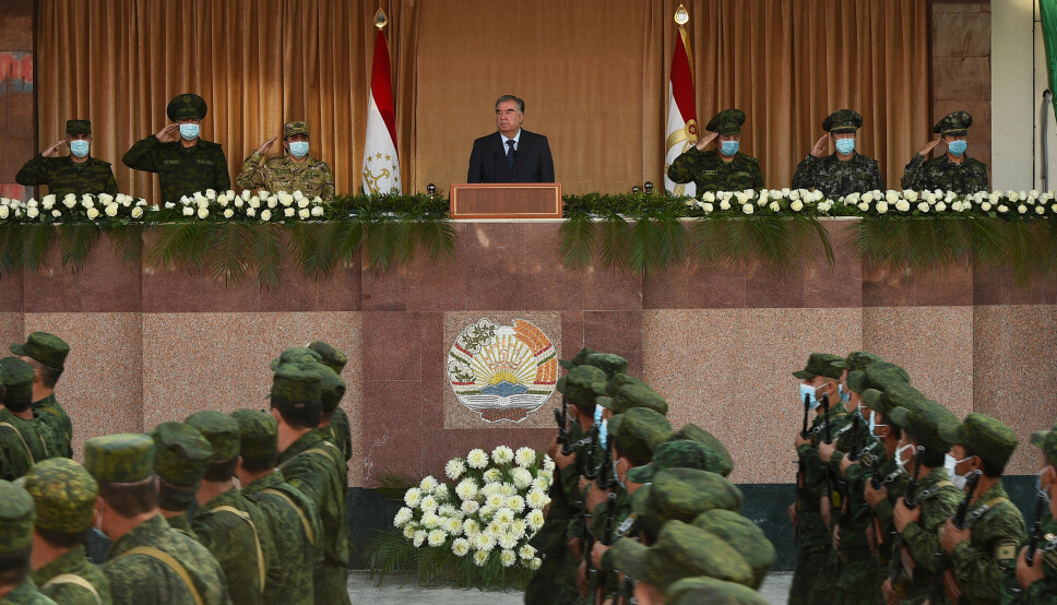 INSPISERER: President Emomali Rahmon inspiserer de militære styrkene under militærparaden.