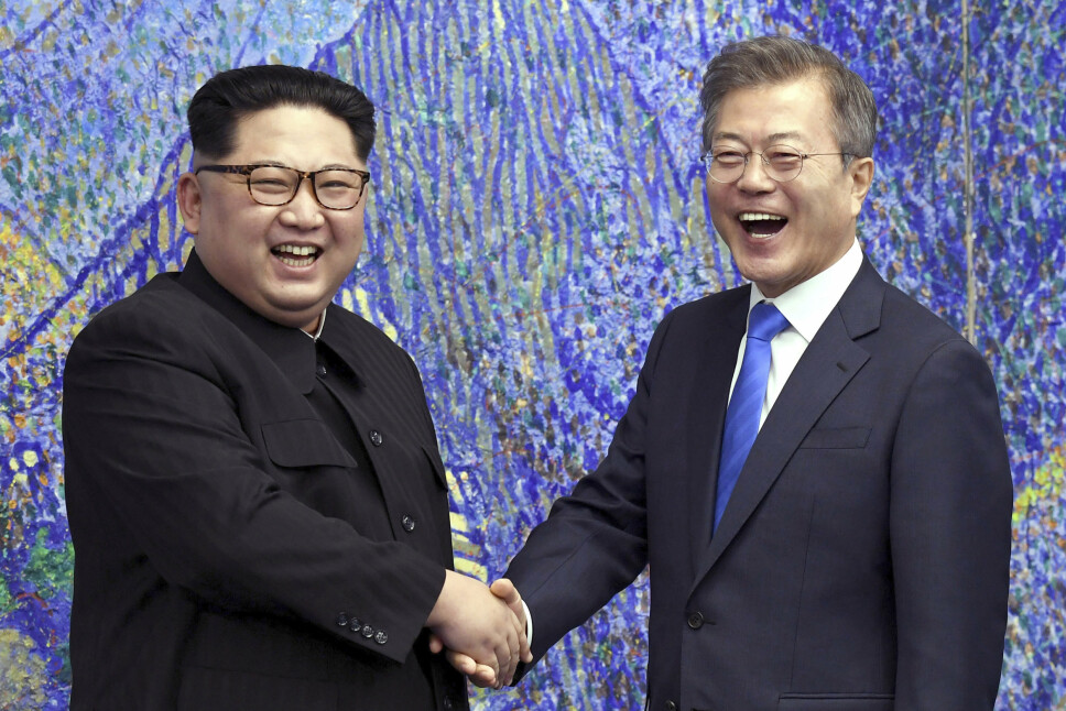 SNAKKER SAMMEN: Nord-Koreas president Kim Jong-un under et møte med Sør-Koreas president Moon Jae-in i april 2018.