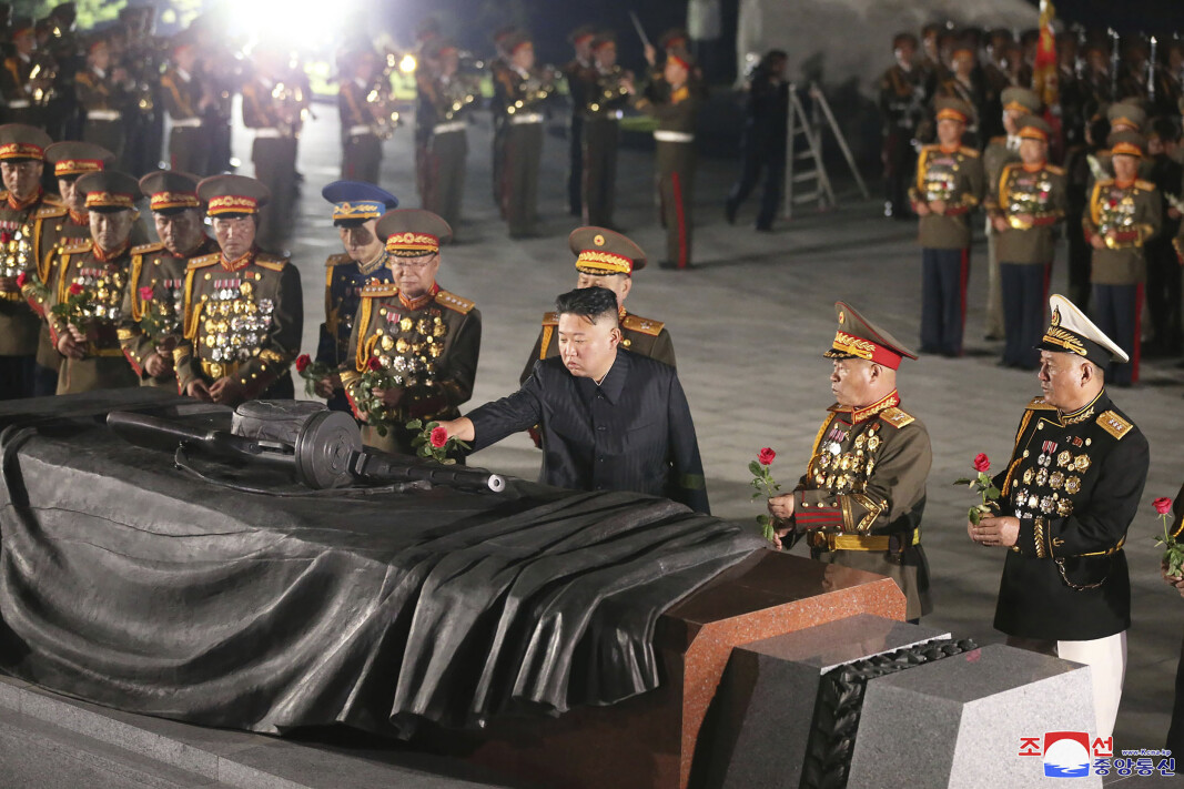 BLOMST: Kim Jong-un la ned en blomst for de falne i Korea-krigen. BLOMST: Kim Jong-un la ned en blomst for de falne i Korea-krigen.