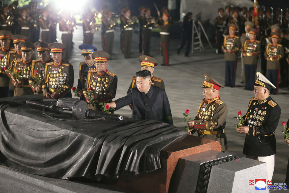 BLOMST: Kim Jong-un la ned en blomst for de falne i Korea-krigen.