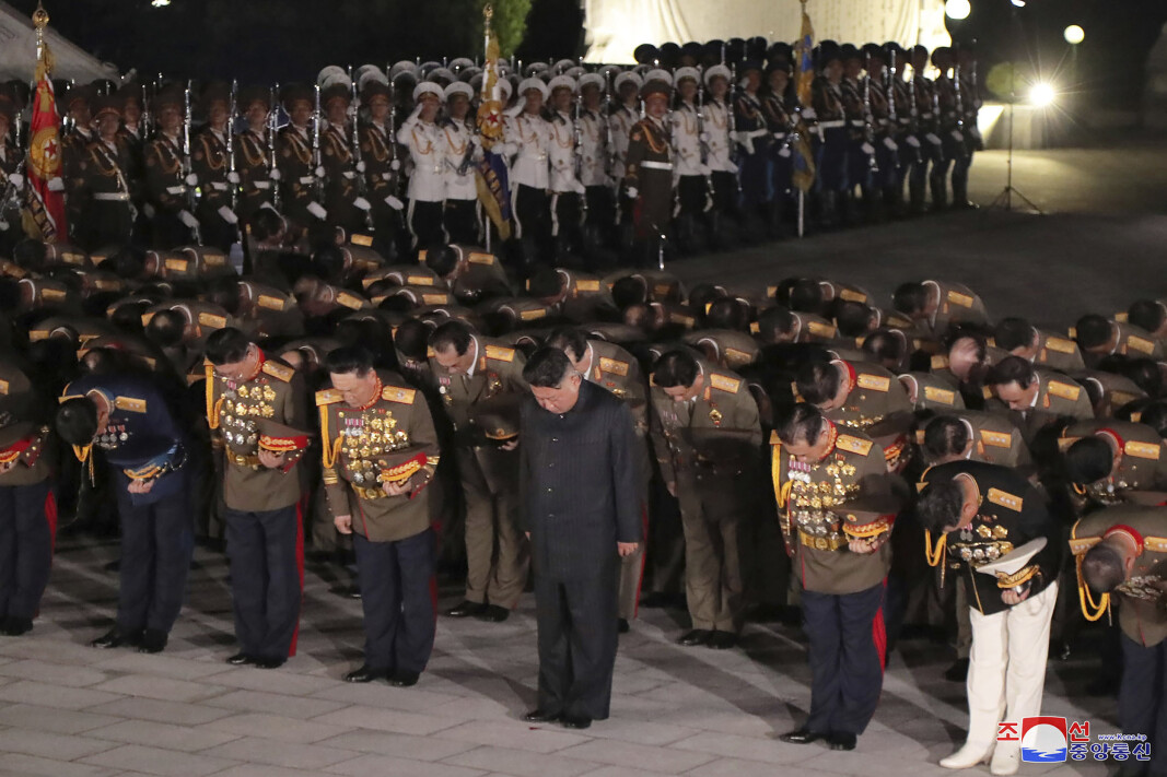 HEDRET DE FALNE: Kim Jong-un under besøket på Gravplassen for martyrene fra fedrelandets frigjøringskrig. HEDRET DE FALNE: Kim Jong-un under besøket på Gravplassen for martyrene fra fedrelandets frigjøringskrig.