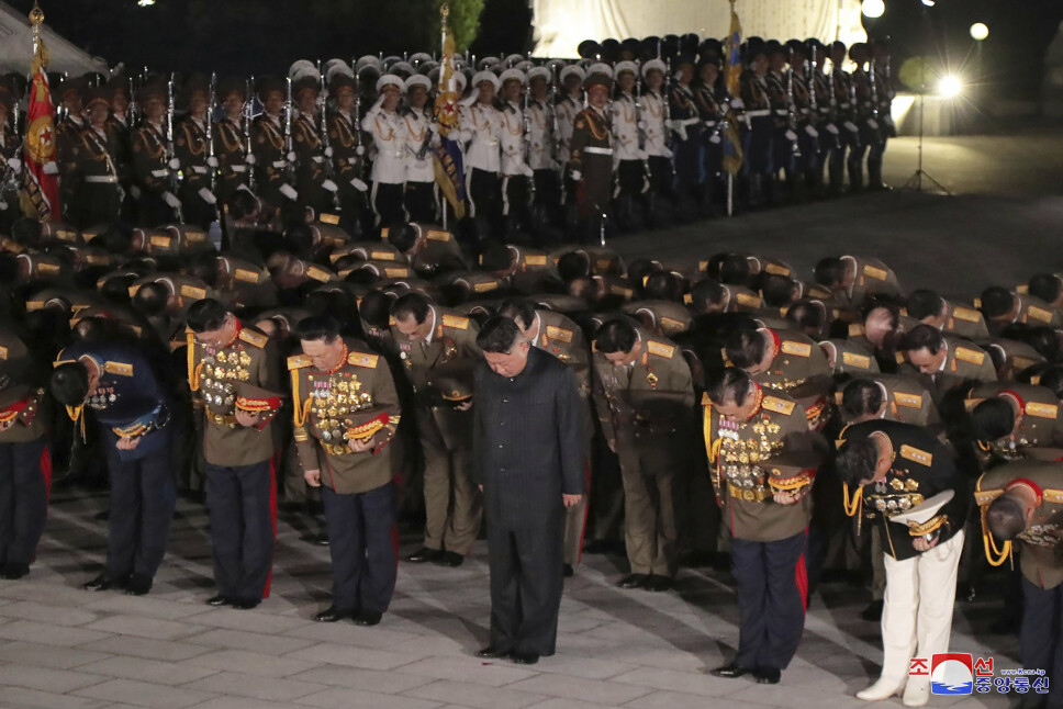HEDRET DE FALNE: Kim Jong-un under besøket på Gravplassen for martyrene fra fedrelandets frigjøringskrig.