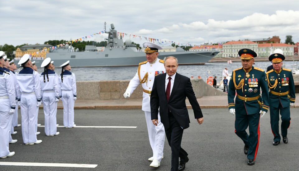 RUSSISK MARINE: Vladimir Putin deltok på paraden sammen med forsvarsminister Sergei Shoigu (nummer to fra høyre) og sjef for den russiske marinen, Admiral Nikolaj Jevmenov (til venstre).