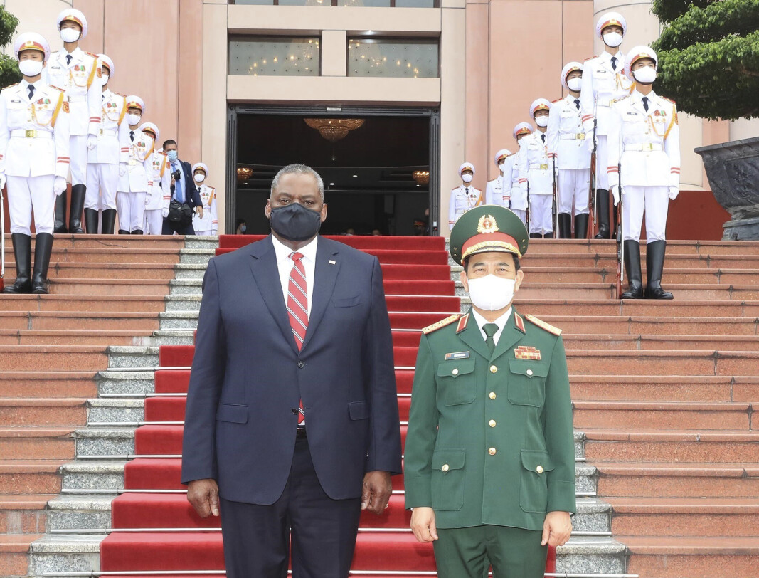 DISKUTERTE KINA: USAs forsvarsminister Lloyd Austin med Vietnams Phan Van Giang i Hanoi. De diskuterte hvordan de skulle forholde seg til Kinas innflytelse i regionen. DISKUTERTE KINA: USAs forsvarsminister Lloyd Austin med Vietnams Phan Van Giang i Hanoi. De diskuterte hvordan de skulle forholde seg til Kinas innflytelse i regionen.