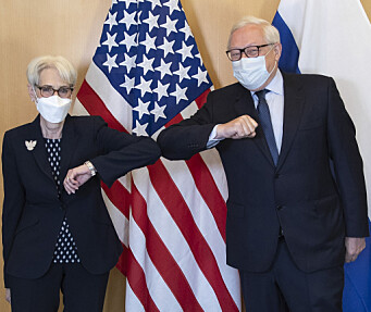 HILSER: USAs viseutenriksminister Wendy Sherman og Russlands viseutenriksminister Sergej Rjabkov hilste ved starten av samtalene i Genève onsdag. HILSER: USAs viseutenriksminister Wendy Sherman og Russlands viseutenriksminister Sergej Rjabkov hilste ved starten av samtalene i Genève onsdag.