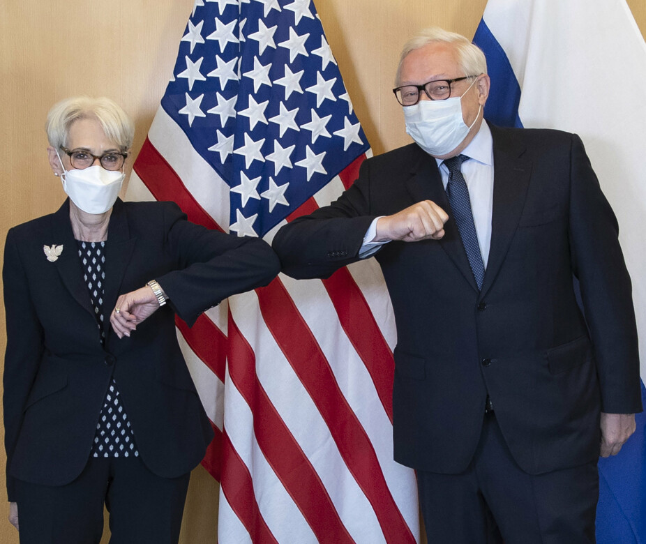 HILSER: USAs viseutenriksminister Wendy Sherman og Russlands viseutenriksminister Sergej Rjabkov hilste ved starten av samtalene i Genève onsdag.