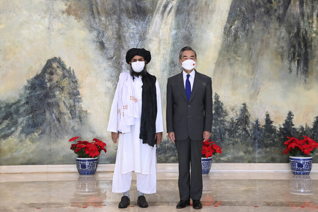 MØTES: Mullah Abdul Ghani Baradar, en av Talibans grunnleggere, og Kinas utenriksminister i Tianjin i Kina 28. juli. MØTES: Mullah Abdul Ghani Baradar, en av Talibans grunnleggere, og Kinas utenriksminister i Tianjin i Kina 28. juli.