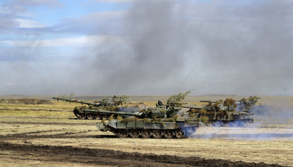ØVELSE: Russland skal både holde øvelse og bistå Tadsjikistan på grensa til Afghanistan. Bilder viser russiske stridsvogner under en øvelse i Sibir i 2018.