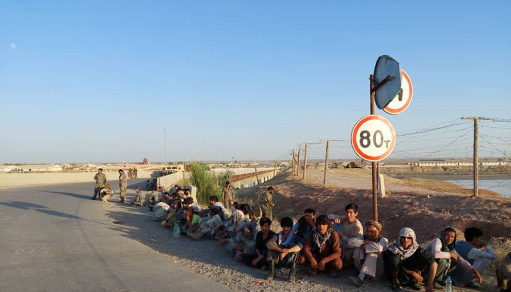FLYKTET: Afghanske regjeringstyrker sitter på en bro i Tadsjikistan nær den afghanske grensen etter at de måtte flykte fra Taliban. FLYKTET: Afghanske regjeringstyrker sitter på en bro i Tadsjikistan nær den afghanske grensen etter at de måtte flykte fra Taliban.