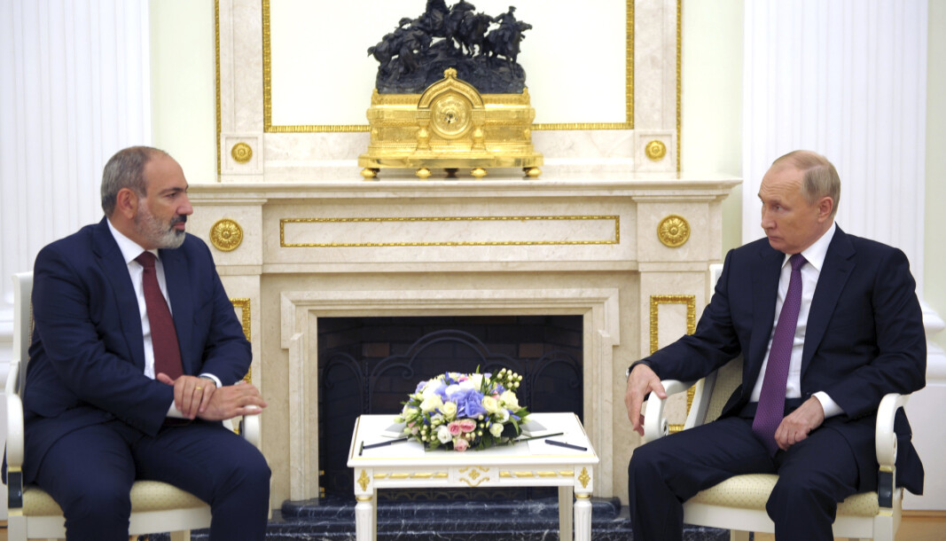 BER OM HJELP: Den russiske presidenten Vladimir Putin (t.h) i samtale med Armenias fungerende statsminister Nikol Pashinyan under et møte i Moskva 7. juli 2o21. Nå ber Pashinyan Russland om å sende styrker til grensen mot Aserbajdsjan. BER OM HJELP: Den russiske presidenten Vladimir Putin (t.h) i samtale med Armenias fungerende statsminister Nikol Pashinyan under et møte i Moskva 7. juli 2o21. Nå ber Pashinyan Russland om å sende styrker til grensen mot Aserbajdsjan.