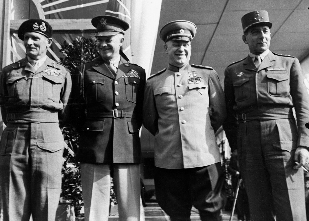 GENERALER: Feltmarskalk Bernard Montgomery fra Storbritannia, general Dwight D. Eisenhower fra USA, general Georgij Zjukov og Frankrikes general Jean de Lattre de Tassigny utenfor det sovjetiske hovedkvarter i Berlin 5. juni 1945. GENERALER: Feltmarskalk Bernard Montgomery fra Storbritannia, general Dwight D. Eisenhower fra USA, general Georgij Zjukov og Frankrikes general Jean de Lattre de Tassigny utenfor det sovjetiske hovedkvarter i Berlin 5. juni 1945.