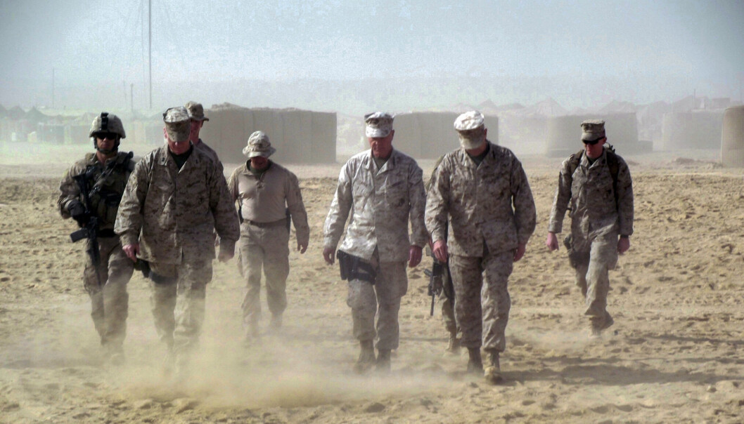 HOVMOD: Amerikanerne kom til Afghanistan med hovmod og trodde de kunne skape et lite stykke Norge, mener granskeren av krigsinnsatsen i Afghanistan. Løgner og selvbedrag gjorde at ingen så hvor galt det bar hen, mener han. Her er general James Amos med soldater i Helmand-provinsen i 2011. HOVMOD: Amerikanerne kom til Afghanistan med hovmod og trodde de kunne skape et lite stykke Norge, mener granskeren av krigsinnsatsen i Afghanistan. Løgner og selvbedrag gjorde at ingen så hvor galt det bar hen, mener han. Her er general James Amos med soldater i Helmand-provinsen i 2011.