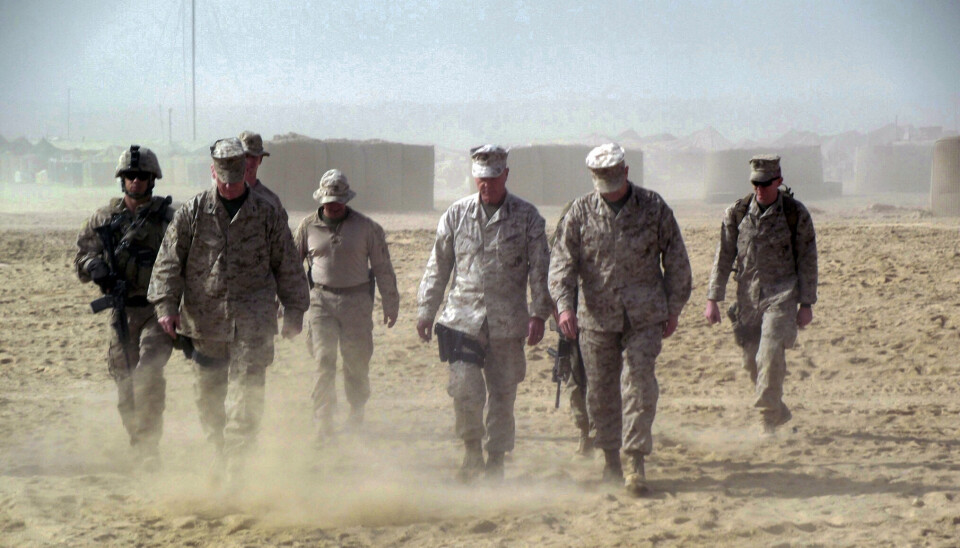 HOVMOD: Amerikanerne kom til Afghanistan med hovmod og trodde de kunne skape et lite stykke Norge, mener granskeren av krigsinnsatsen i Afghanistan. Løgner og selvbedrag gjorde at ingen så hvor galt det bar hen, mener han. Her er general James Amos med soldater i Helmand-provinsen i 2011.