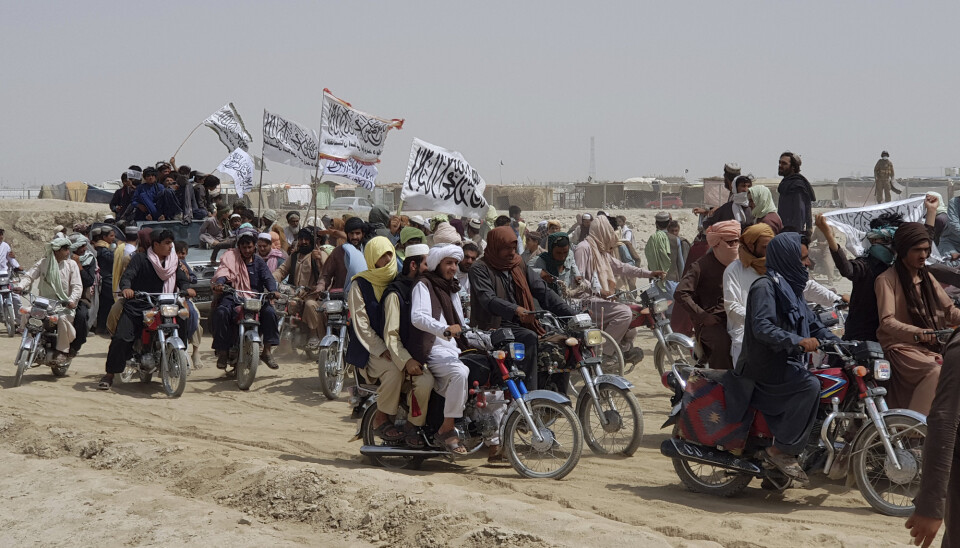 KONTROLL: Taliban-støttespillere veiver med flagg etter at opprørerne i forrige måned tok kontroll over en strategisk viktig grenseovergang mellom Afghanistan og Pakistan.