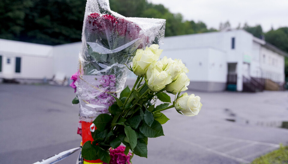 TERROR: Blomster utenfor moskeen Al-Noor Islamic Centre i Bærum etter terrorangrepet i 2019.