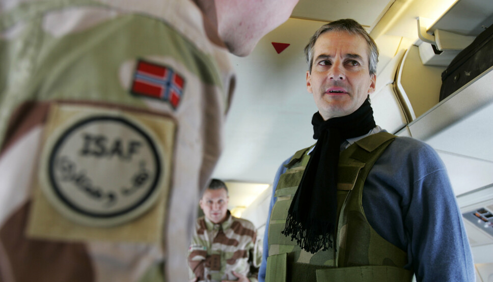 UTENRIKSMINISTER: Jonas Gahr Støre har vært utenriksminister i sju av årene Norge har vært i Afghanistan. På bildet har Støre tatt på seg en skuddsikker vest i forbindelse med et besøk i 2007.