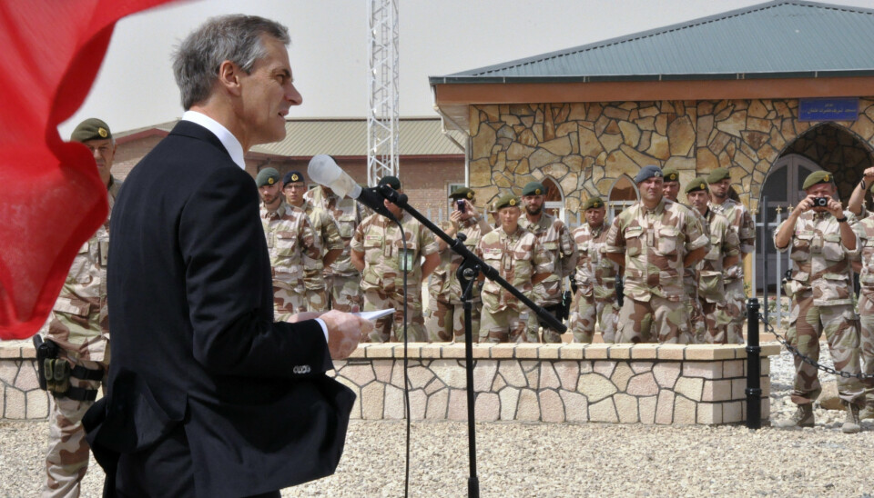 HEDRET DE FALNE: Utenriksminister Jonas Gahr Støre var i Mazar-i-Sharif i Afghanistan i 2011, for å hedre de falne norske soldatene. Siden 2001 har 10 norske soldater mistet livet i Afghanistan.