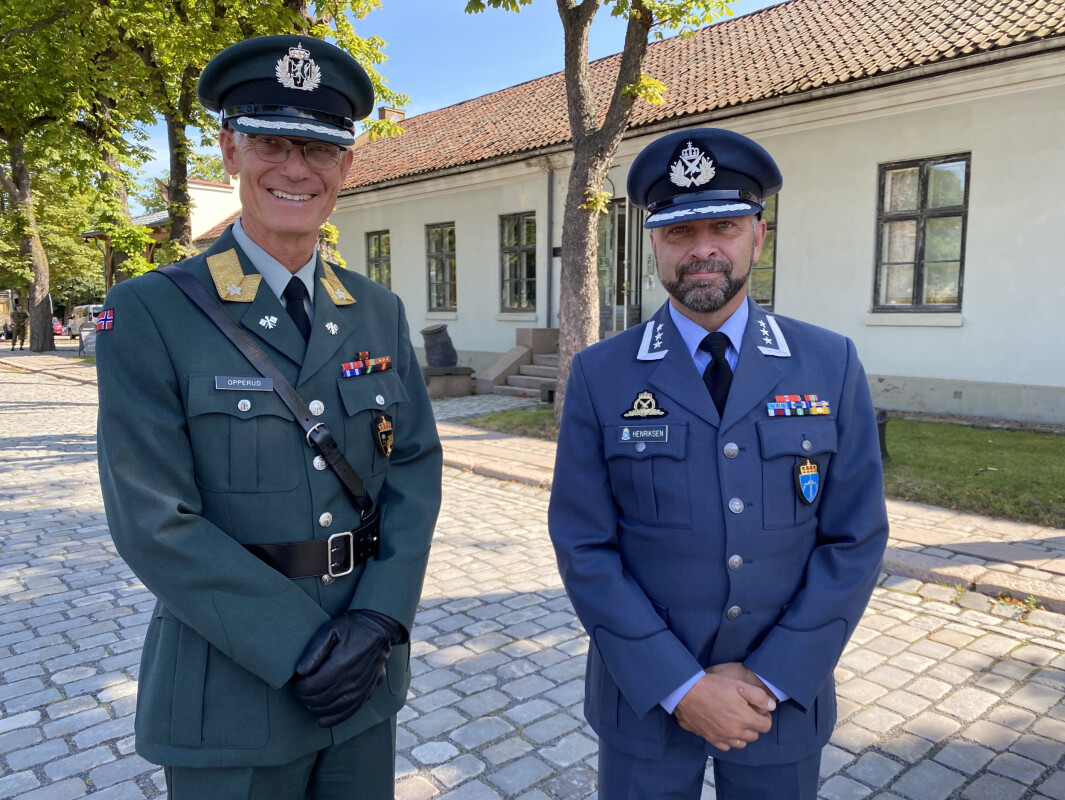 NY VETERANINSPEKTØR: Oberst Morten Henriksen (t.h.) ble i dag innsatt som sjef for Forsvarets veterantjeneste. Her sammen med sjefen for Forsvarets fellestjenester, brigader Arne Opperud. NY VETERANINSPEKTØR: Oberst Morten Henriksen (t.h.) ble i dag innsatt som sjef for Forsvarets veterantjeneste. Her sammen med sjefen for Forsvarets fellestjenester, brigader Arne Opperud.