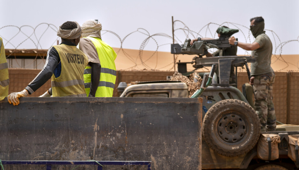 SAHEL FRANSK MILITÆR- Franske kommandoer fra Barkhane styrker et maskingevær på en kamuflert pickup mens maliske arbeidere kjører forbi før de drar på et oppdrag fra basen deres i Gao, Mali