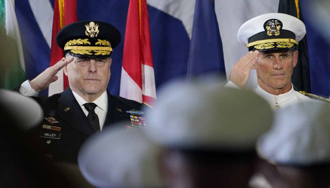RELASJONSBYGGING: Viseadmiral Andrew Lewis (t.h.) i den amerikanske marinen mener relasjonsbygging i Arktis er viktig for at området ikke skal bli preget av konflikt. Bildet er fra en markering ombord på USS Kearsarge. RELASJONSBYGGING: Viseadmiral Andrew Lewis (t.h.) i den amerikanske marinen mener relasjonsbygging i Arktis er viktig for at området ikke skal bli preget av konflikt. Bildet er fra en markering ombord på USS Kearsarge.